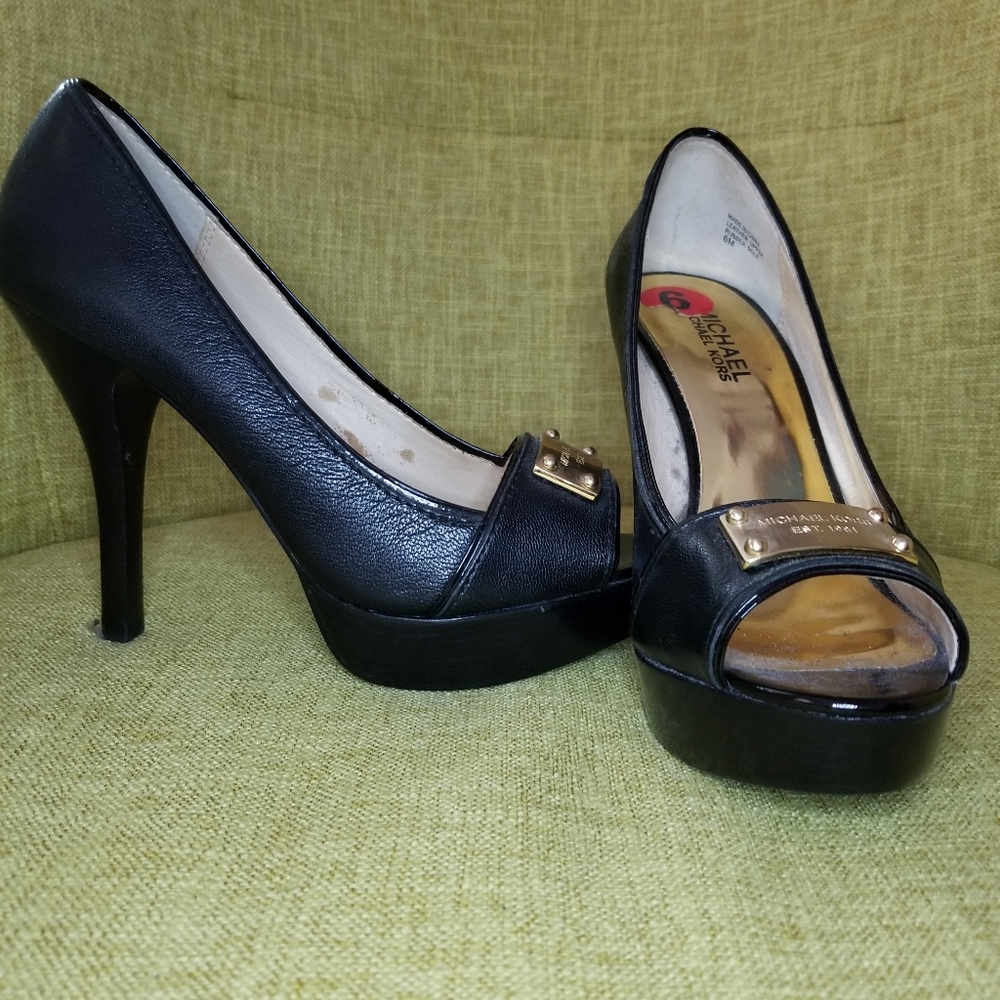 Black pumps